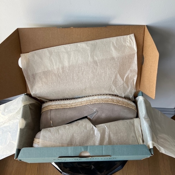 TOMS Palma Drizzle Grey Suede Slip On - Picture 8 of 14